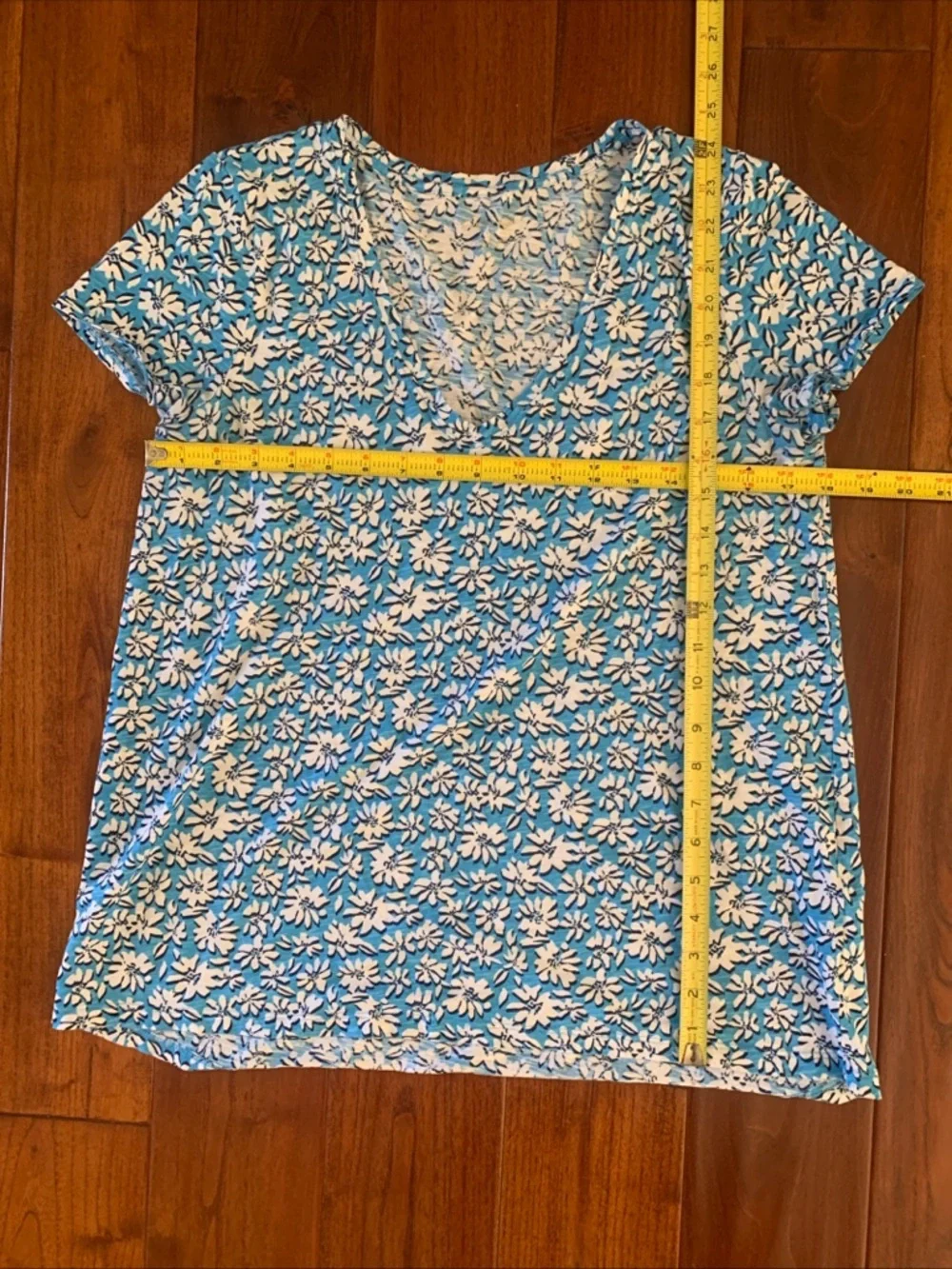 Lilly Pulitzer Top Women's M Luna Blue Etta V-Neck Cotton Tee Palm Beach Petals
